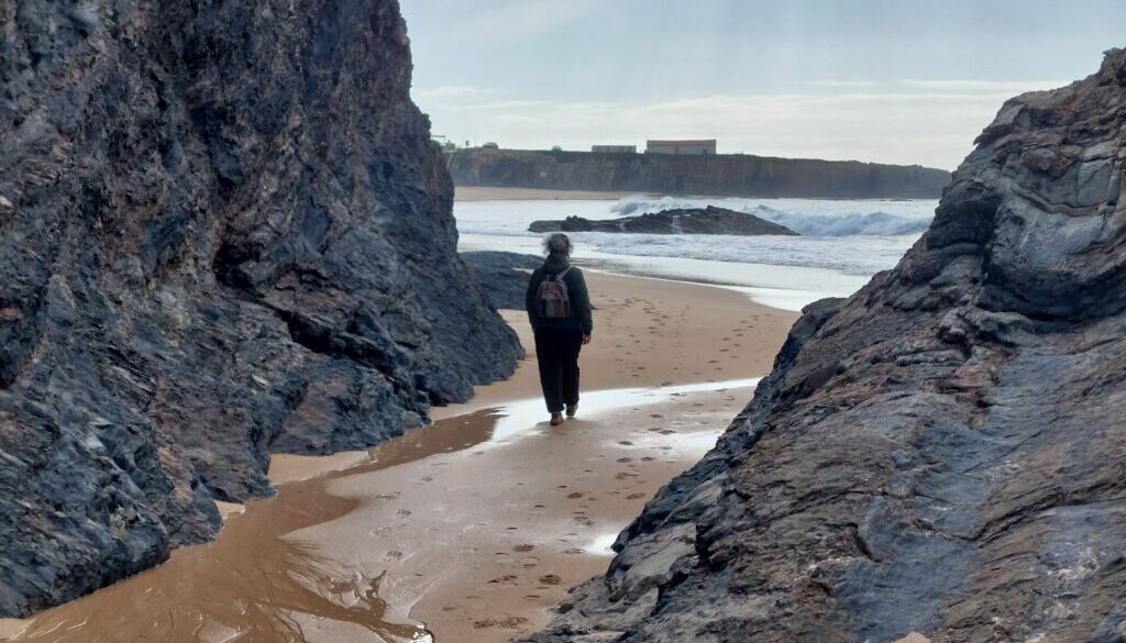 Ellen zwischen Felsen und vor dem Atlantik
